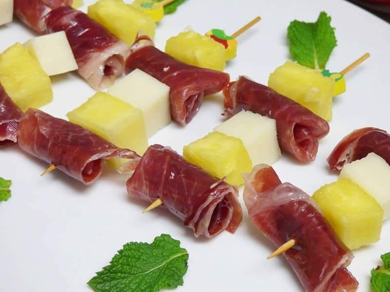 brochetas de jamon con piña y queso