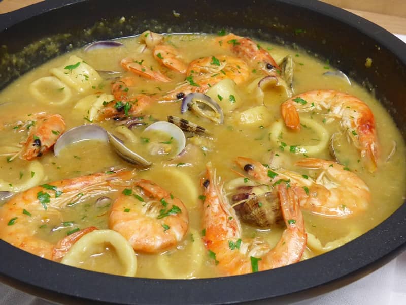 Guiso de calamares con langostinos y almejas