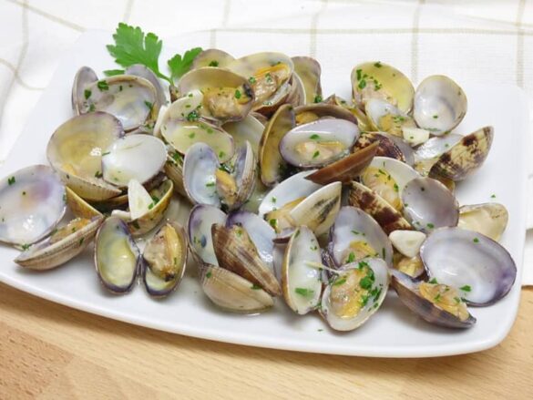 almejas al ajillo