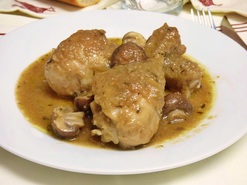 Muslos de pollo en salsa con setas