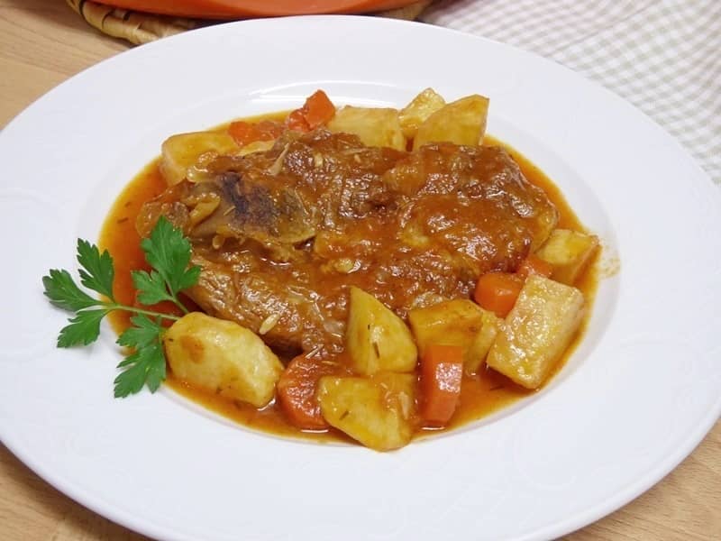 Pierna de cordero guisada con patatas