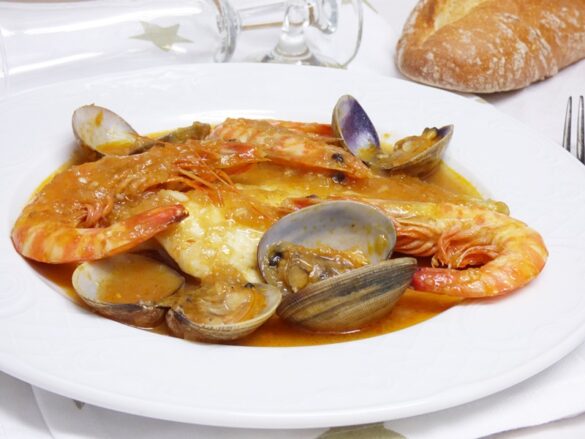 Rodaballo al cava con langostinos y almejas