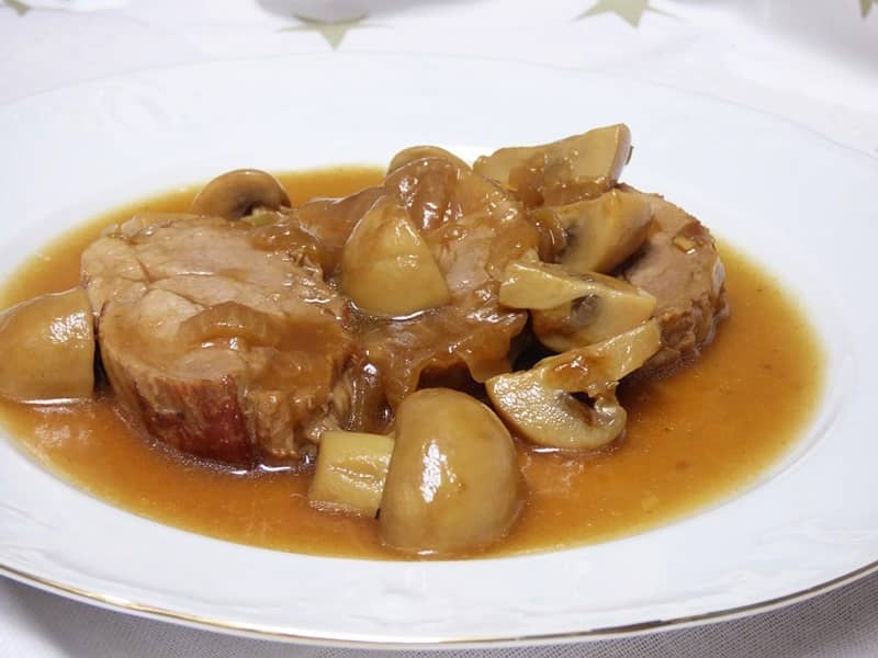 Solomillo de cerdo en salsa con champiñones