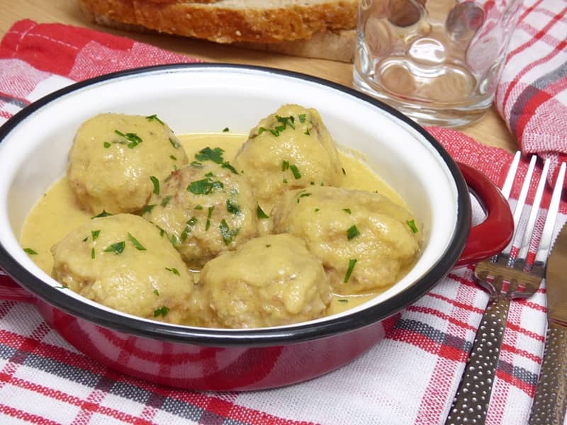 Albóndigas en salsa de almendras