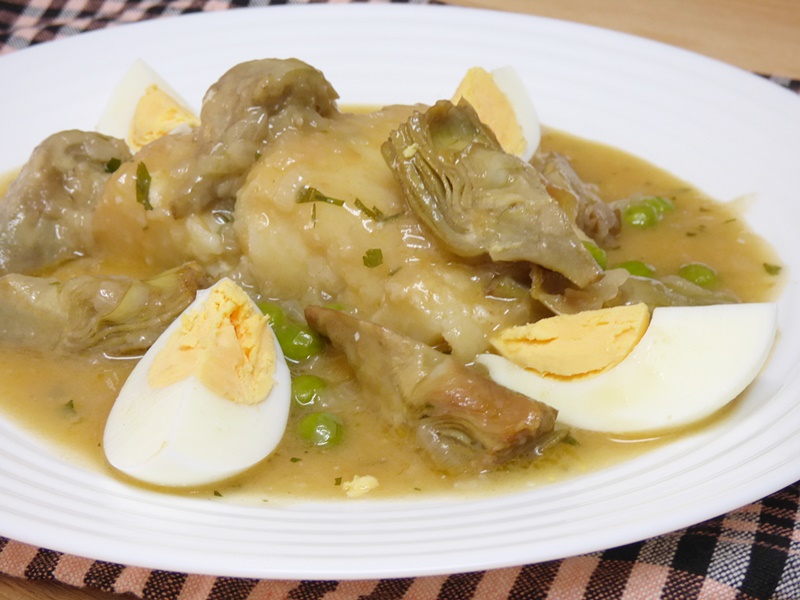 Bacalao en salsa con alcachofas y guisantes