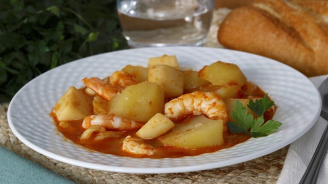 Guisos fáciles y económicos Patatas Con Sepia Y Gambas