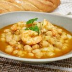 Garbanzos con bacalao y langostinos