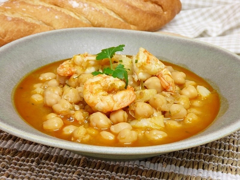 Guiso de Garbanzos con bacalao y langostinos - Mis Cosillas de Cocina