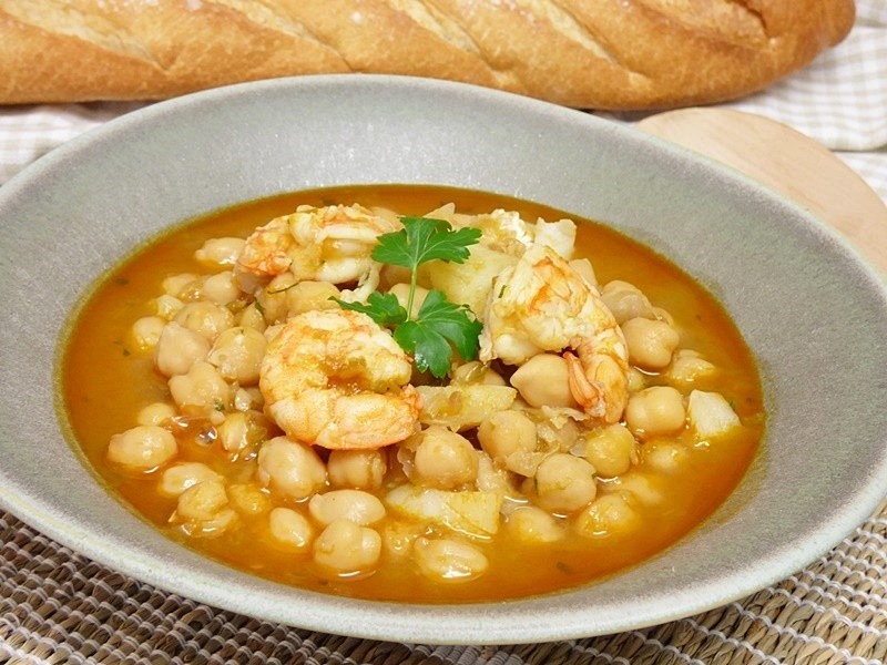 Garbanzos con bacalao y langostinos