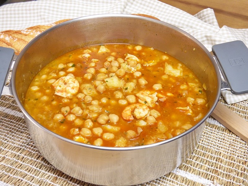 Garbanzos con bacalao y langostinos