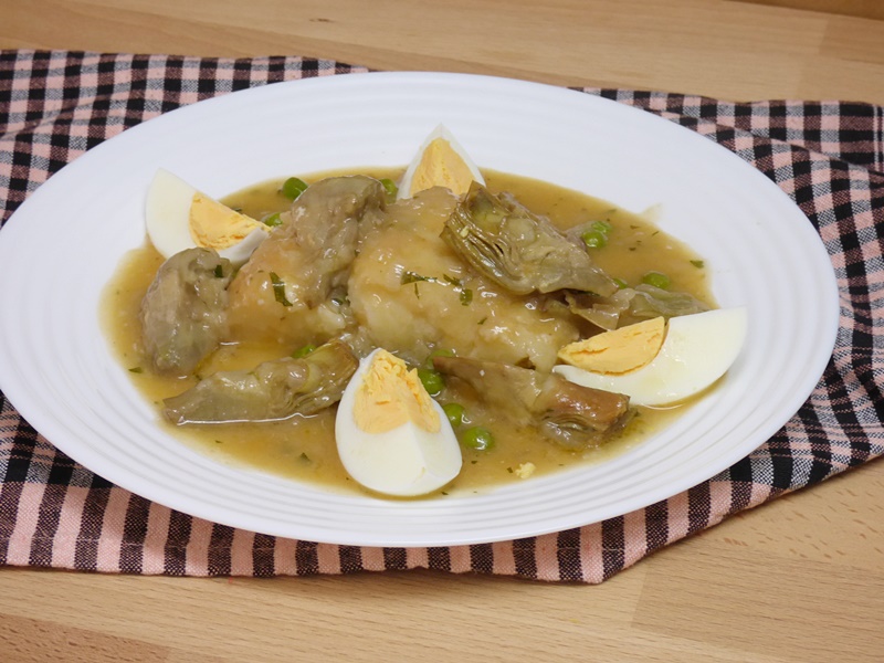 Bacalao en salsa con alcachofas y guisantes