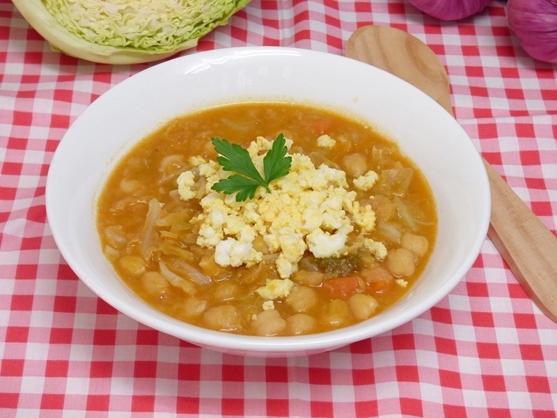 Potaje de garbanzos con repollo o col