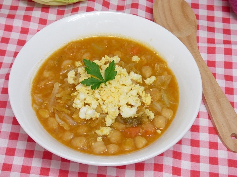 Potaje de garbanzos con repollo o col