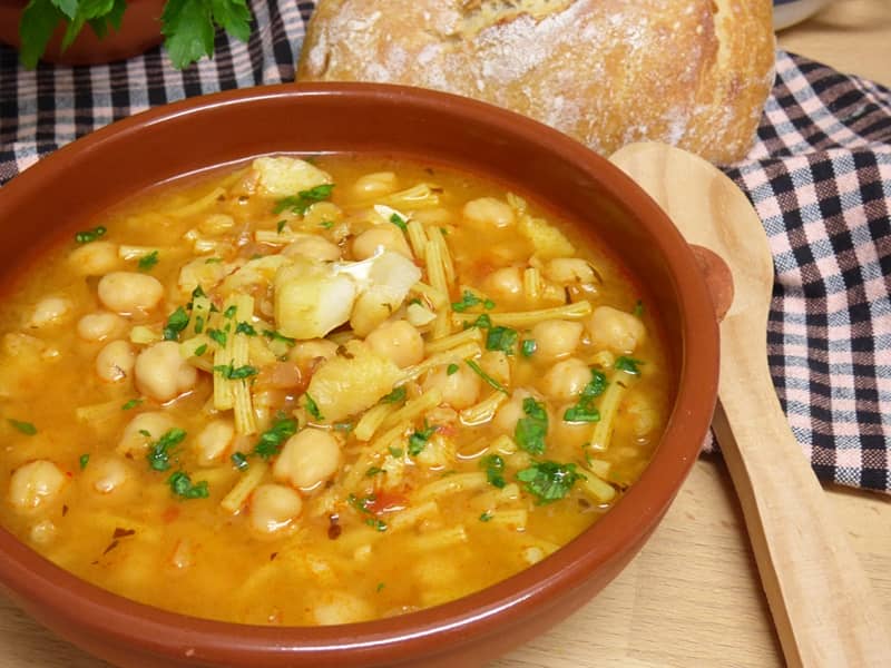 sopa de fideos y bacalao