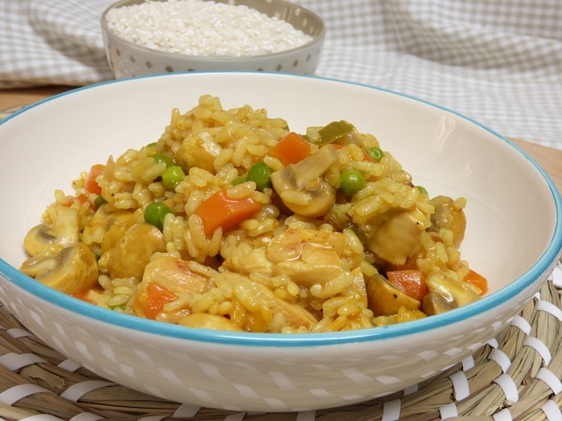 Arroz con pollo, champiñones y verduras