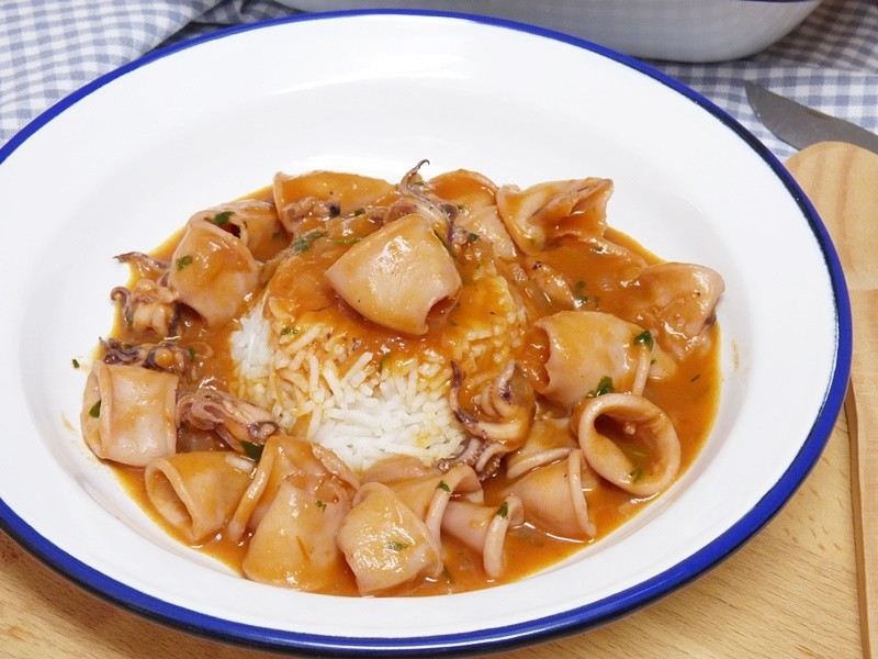 Calamares en salsa con arroz