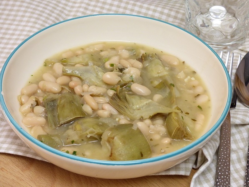 Alubias con alcachofas en salsa verde 