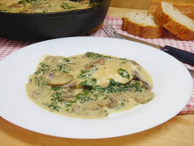 Pollo en salsa cremosa con champiñones y espinacas - Mis Cosillas de Cocina Pollo en salsa cremosa con champiñones y espinacas - Mis Cosillas de Cocina