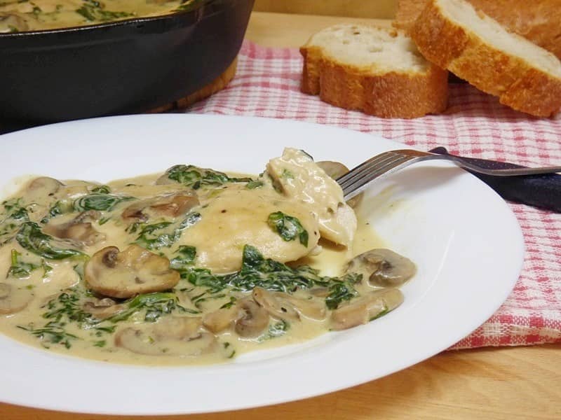 Pollo en salsa cremosa con champiñones y espinacas - Mis Cosillas de Cocina Pollo en salsa cremosa con champiñones y espinacas - Mis Cosillas de Cocina