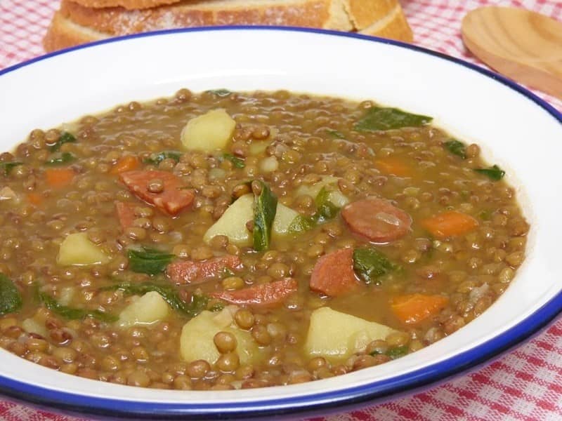 Lentejas con chorizo patatas y espinacas