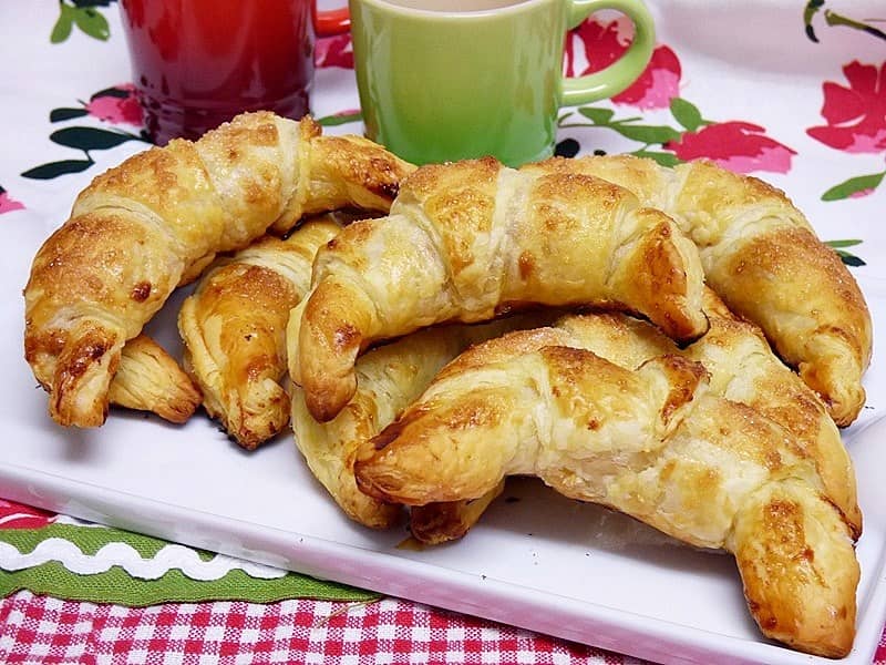 Croissants de hojaldre rellenos de turrón