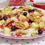 en salada de escarola con fruta y vinagreta de mostaza y miel