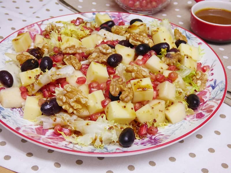 Ensalada de escarola con fruta y vinagreta de mostaza y miel
