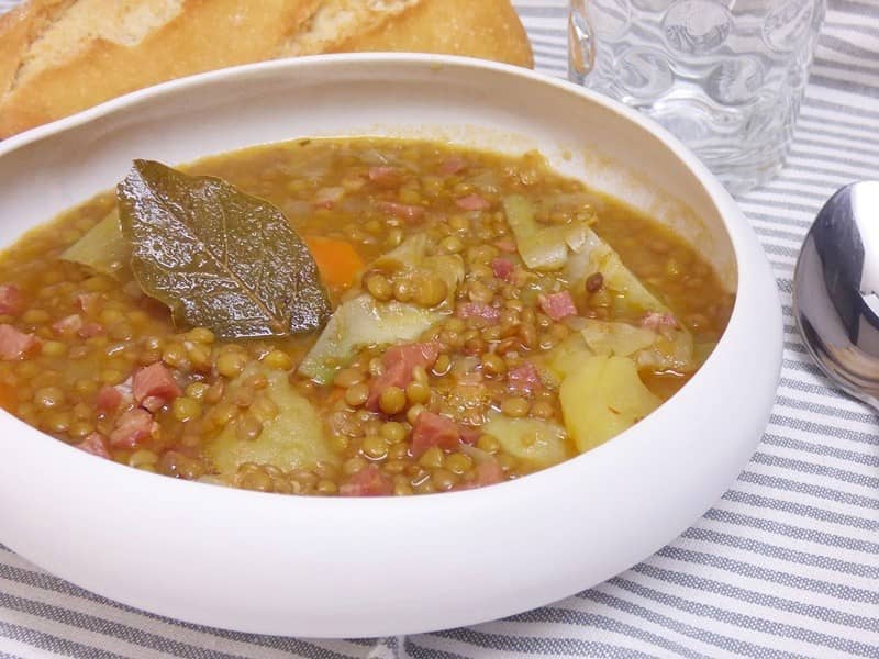 Guiso de lentejas con alcachofas y jamón