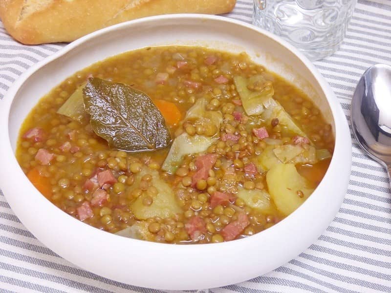 Guiso de lentejas con alcachofas y jamón