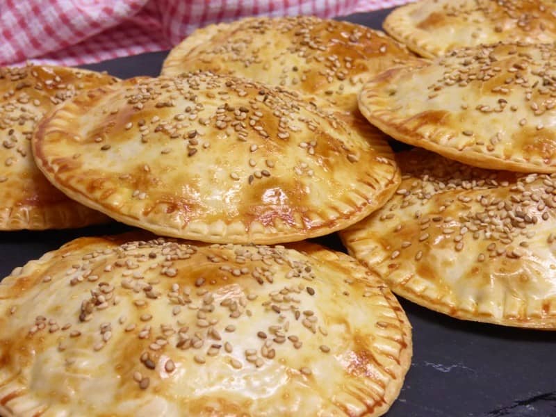 Empanadillas de atún, huevo y aceitunas