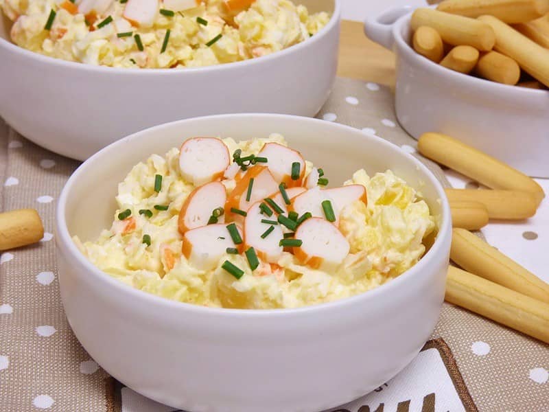 ensaladilla de patata, surimi y huevo 