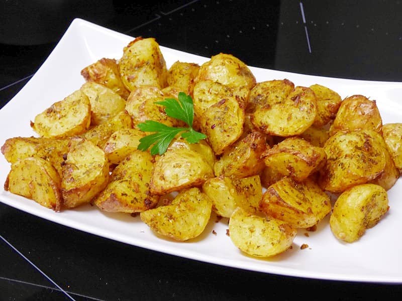 patatas guarnición en freidora de aire