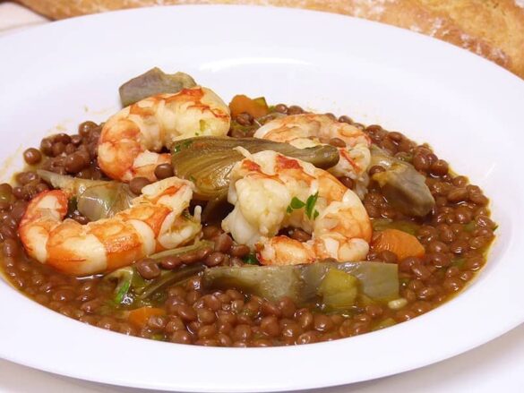 Lentejas con gambones y alcachofas
