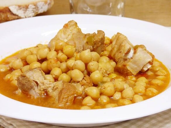Guiso de garbanzos con costilla de cerdo