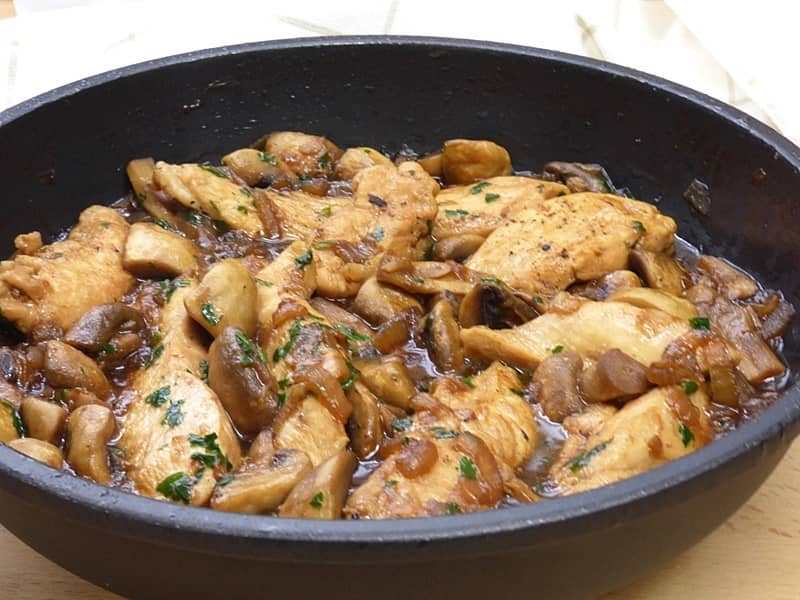 Pechugas de pollo con champiñones Pechugas de pollo con champiñones
