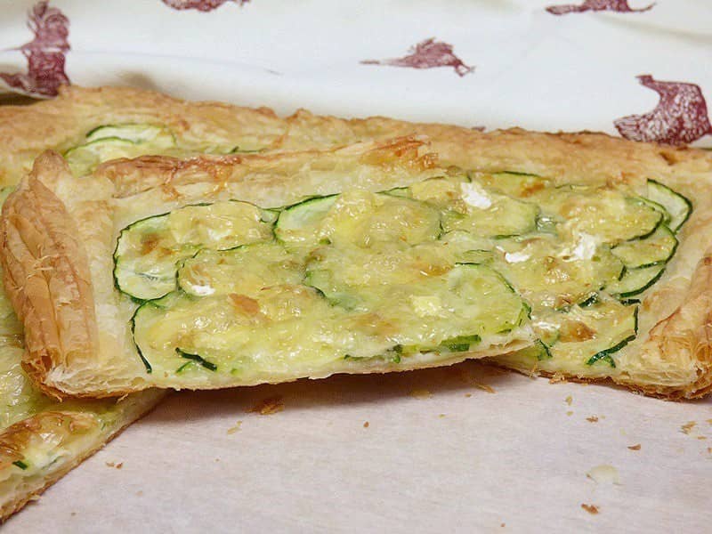 Coca de hojaldre con calabacines y queso Coca de hojaldre con calabacines y queso