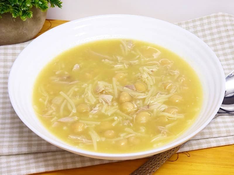 sopa de pollo con fideos y garbanzos