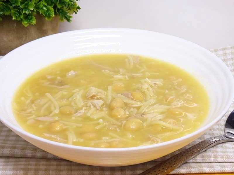 Sopa de pollo con fideos y garbanzos