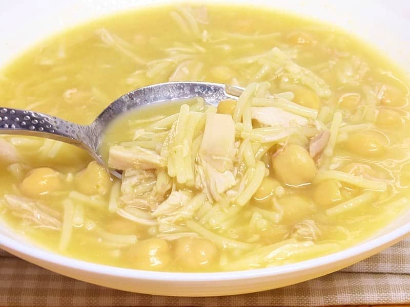 Sopa de pollo con fideos y garbanzos
